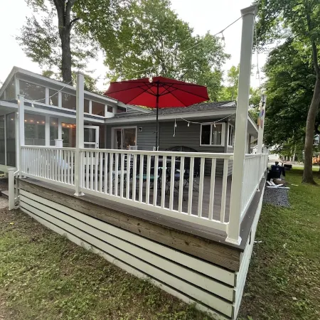 Cozy, Bright Beach Retreat In The Woods (Great for Pets & Kids