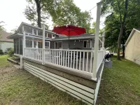 Cozy, Bright Beach Retreat In The Woods (Great for Pets & Kids - Wi-Fi