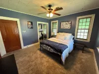 Stay in Our Quaint Cottage Retreat for a Memorable Escape! Hotels in Duncan