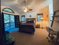 Treehouse Lodge- A quiet hilltop creative retreat, minutes from the lake.
