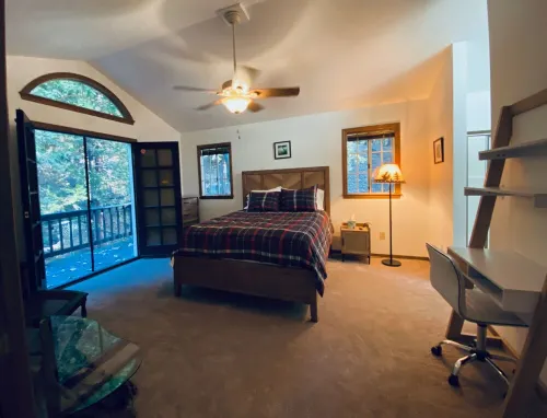 Treehouse Lodge- A quiet hilltop creative retreat, minutes from the lake.