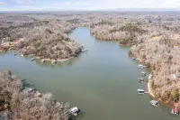 Log Cabin with Big Deck Energy on Lake Lanier, fire pit and lake access