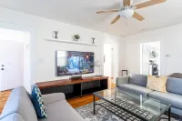 The B&W Haven: Stylish 3BR Escape with Private Office by LI Ferry Hotels in Bridgeport