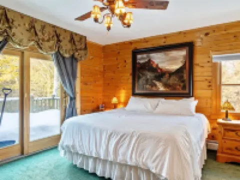 Cozy Vermont Log Cabin Chalet Only Minutes from Jay Peak 蒙哥馬利酒店