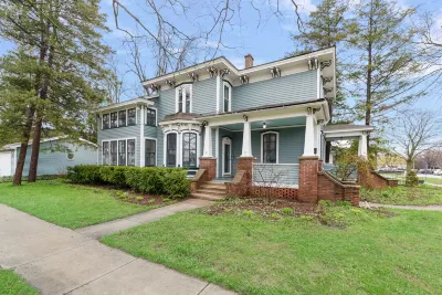 Walk to downtown/beach Huge historic house perfect for large groups or families