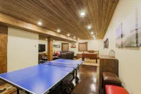 Large family cabin, ALL King beds, 30 min YNP, Hottub, secluded, New!