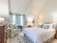 Dew Drop 2 Village Cottage, Steps to Harbor, Lawn & Boathouse Hotels in Saint George