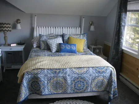 New Beam construction house on pristine Back Lake Отели в г. Питтсбург