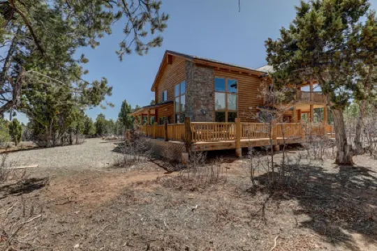 Spacious 4Br Cabin Near Zion · Stargazing Deck, Trails, Pool Table & Family Fun