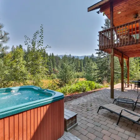Sweet Private Leavenworth River Front Cabin with Fast WiFi & hot tub- Sleeps 6.