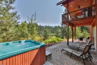 Sweet Private Leavenworth River Front Cabin with Fast WiFi & hot tub- Sleeps 6.