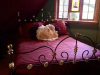 Secluded Romantic Dollhouse BnB in Downtown Historic District