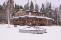 Cozy log home sleeps 14 in beds 5.5 baths near Glacier Park and Whitefish Resort Hotels near Montana Vortex and House of Mystery