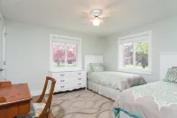 Modern And Spacious Berkshires Retreat 5 bdrm 3 bath - balcony