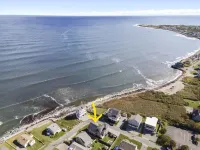 Panoramic Ocean View, 5 BR, Central Air, 10 minute walk to Scarborough Beach Hotel a Narragansett