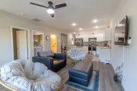 3Br Furnished Near McConnell AFB & Spirit Fast Wi‑Fi & Parking 위치타 호텔