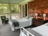 The Tannery!  Private Dipping Pool In The Warm Springs Stream!  Pet Friendly! Hotéis em Bath County