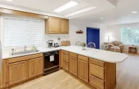 Beautiful, Open, Light Filled Home Close to University of Oregon Campus.