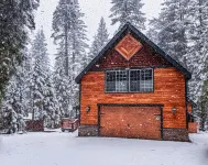 Creekside Cabin. 9mi to Lassen. EV Charging, Pet Friendly! Các khách sạn gần Subway Cave