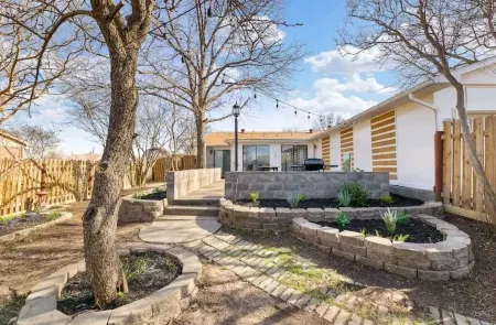 THE COZY COLONY GETAWAY-4BD/2BA 2 KING SUITES Отели в г. Колони