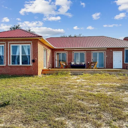 Charming 3-bedroom bay front house with WiFi and AC in fabulous Gulf Shores AL