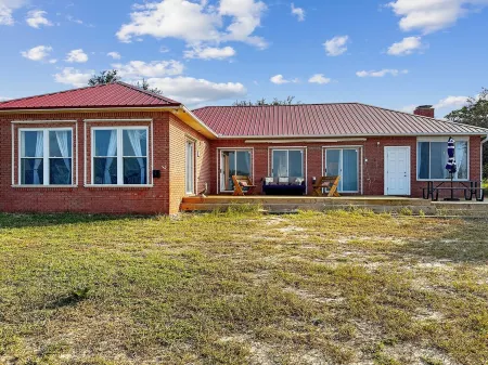 Charming 3-bedroom bay front house with WiFi and AC in fabulous Gulf Shores AL