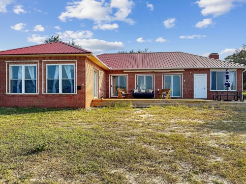 Charming 3-bedroom bay front house with WiFi and AC in fabulous Gulf Shores AL