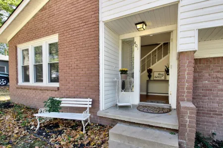 "Broken Arrow 3-Bedroom Retreat – Cozy, Family-Friendly with WiFi & AC