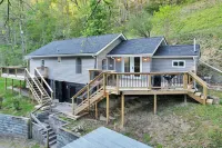 Creekfront mountain cabin on Tumbling Creek with 2 bed, 2 bath and dog friendly!