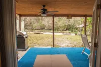 2/2 CABIN Directly on the Weeki Wachee River, Kayaks and a Canoe for Family Fun!