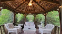 Incredible Riverside Getaway in the White Mountains - Central Location - Wi-Fi