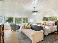 From Sunrise to Sunset - Peaceful Waterfront Escape 7 acres, 300+ ft. beachfront ポンダレイのホテル