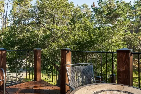 Lovely Cottage just above Moonstone Beach in the Pines and Oak Trees. Отели рядом с достопримечательностью «Cambria, California»