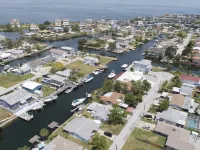 3 BR 2 Bath Salt Air Retreat on Deep Water Canal Minutes to the Gulf Hotels in Hudson