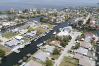 3 BR 2 Bath Salt Air Retreat on Deep Water Canal Minutes to the Gulf Hotels in Hudson