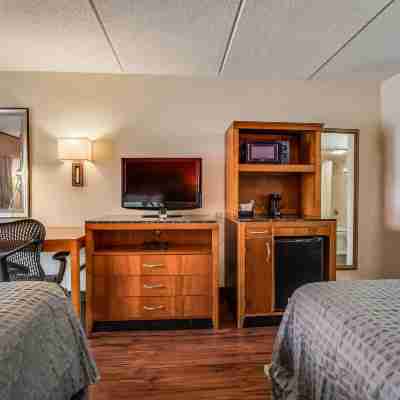 Econo Lodge Inn & Suites Rooms