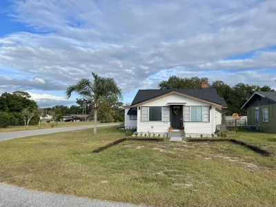 Charming 3-bedroom bungalow recently completely updated in Tavares  WiFi and AC