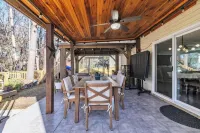 HOT TUB! Renovated, Sleeps 6, pets OK! Close to everything