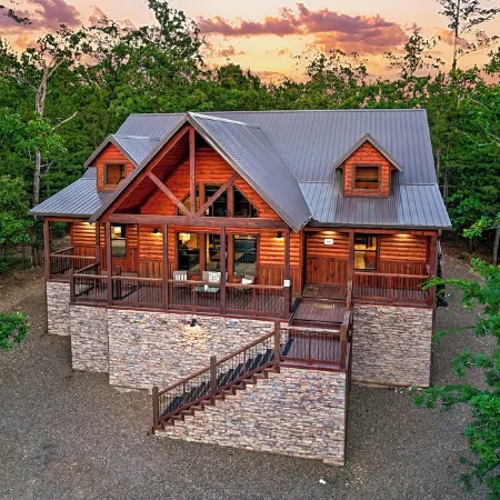 Family Retreat, 3 King Suites, Wine, Playground, Hot Tub, Fire Pit, Private!