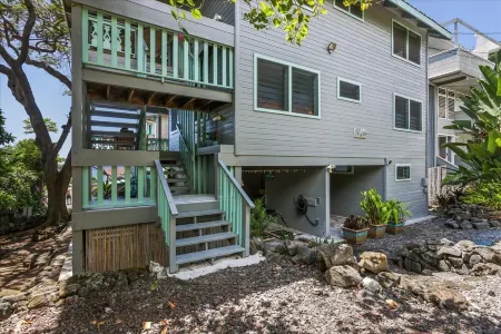 A Beautiful View Beach House at Kahalu'u Bay! Snorkeling & Surfing ~ Steps Away!