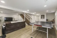 Charming Pocono Chalet with Sauna and Hot Tub فنادق في Tobyhanna Township