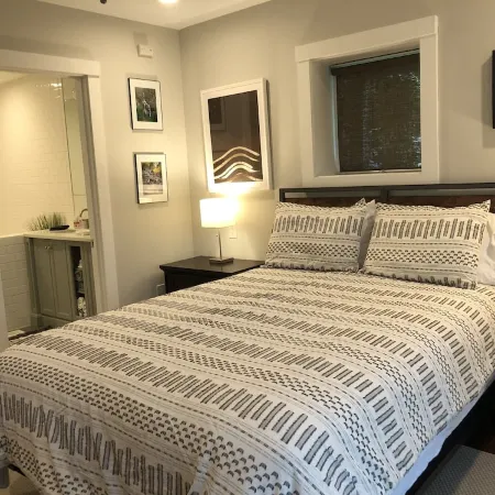 Cozy Yet Modern Cottage. Pet Friendly. 1.3 Miles to Town. Mountain Views.