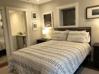 Cozy Yet Modern Cottage. Pet Friendly. 1.3 Miles to Town. Mountain Views.