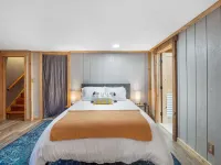 Unique, Romantic Getaway - 1 hr to Denver - Hot Tub - Views