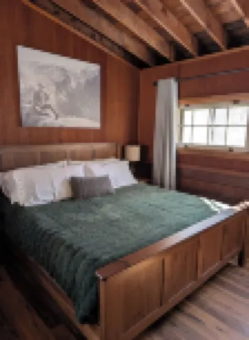 Quaint Newly Remodeled Cabin with Stone Fireplace - Private Hot Tub - King Bed