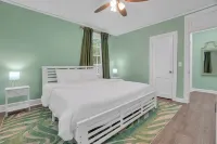 Cozy Green Haven, 1BR Flat Minutes from Downtown