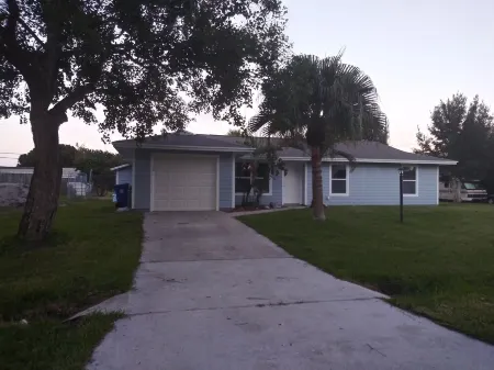 SEAbastian Inn. Your perfect get away!! Отели рядом с достопримечательностью «IR3»