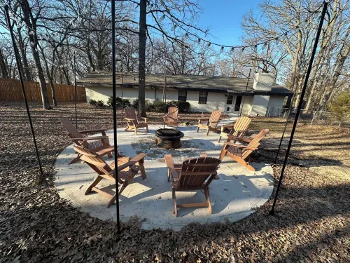 Cozy Cottage at Serenity Woods for up to 18 guests. Only 5 mins from the lake!