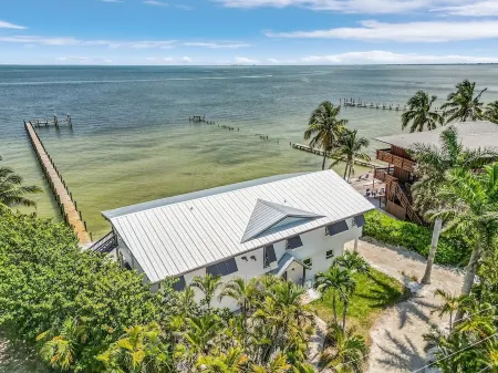 Oceanfront Multi-Family Retreat // 4 Bed, 4.5 Bath // 2 Fully Equipped Kitchens!