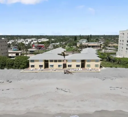 Spectacular direct ocean front condo with amazing views of the Atlantic Отели в г. Сателлит Бич